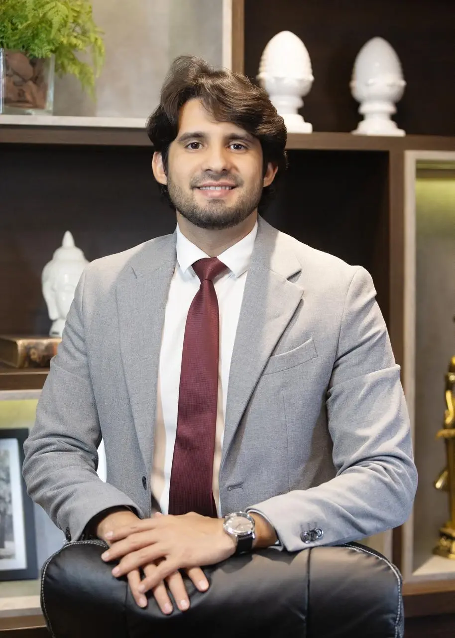 Dr. Matheus Maia de Melo Cavalcante, advogado, de terno cinza e gravata vinho