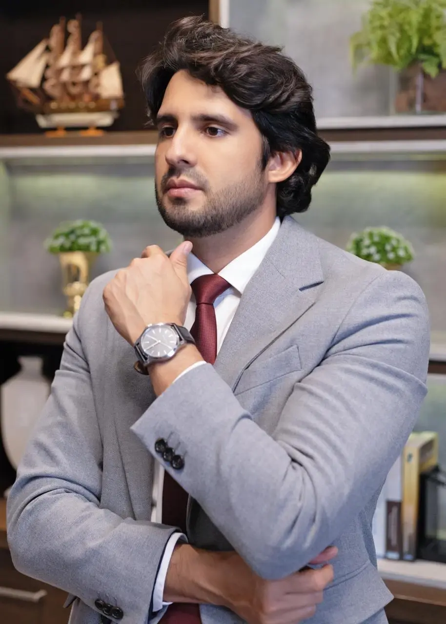 Dr. Matheus Maia de Melo Cavalcante, advogado, de terno cinza e gravata vinho